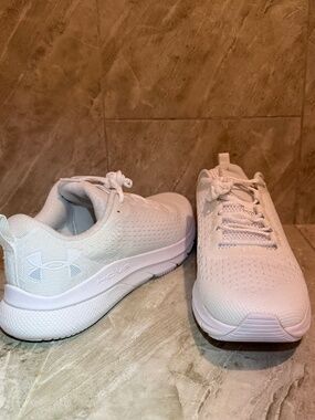 NWOT Under Armour HOVR Sneaker